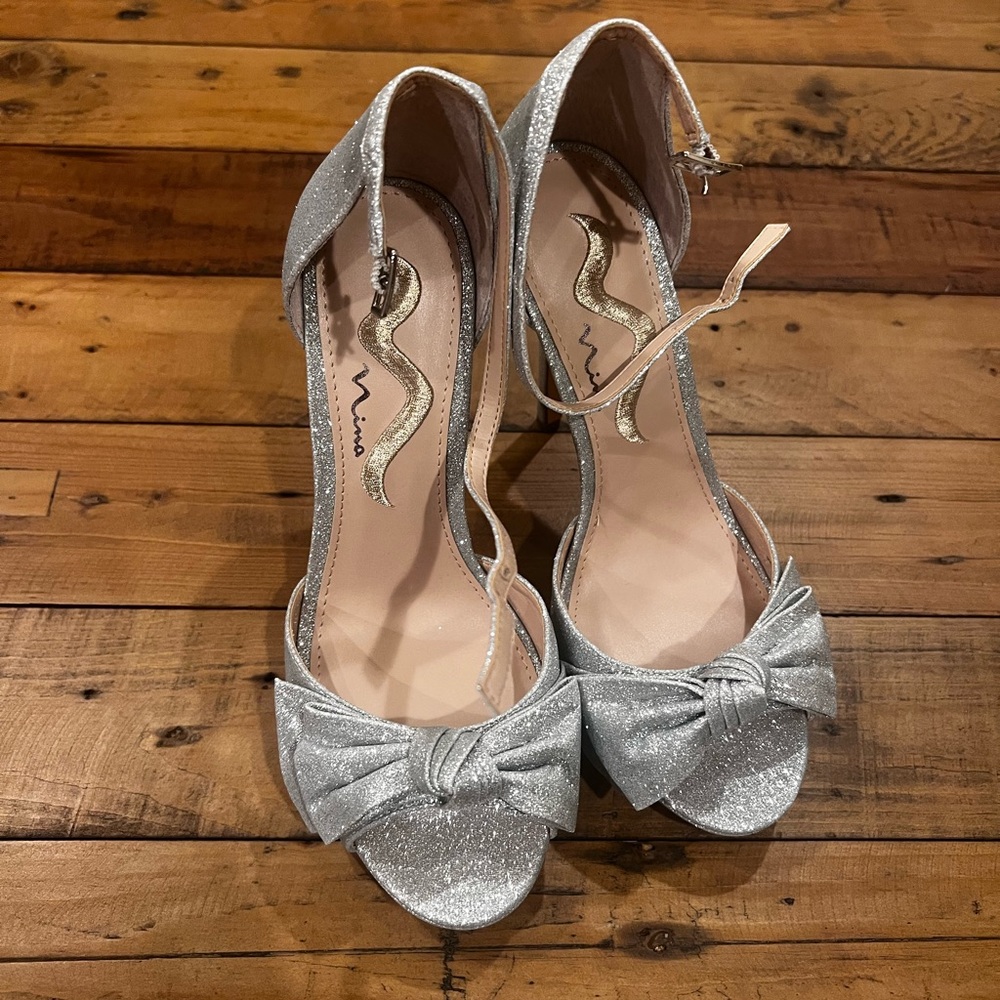 Nina size 8 silver glitter high heel pumps